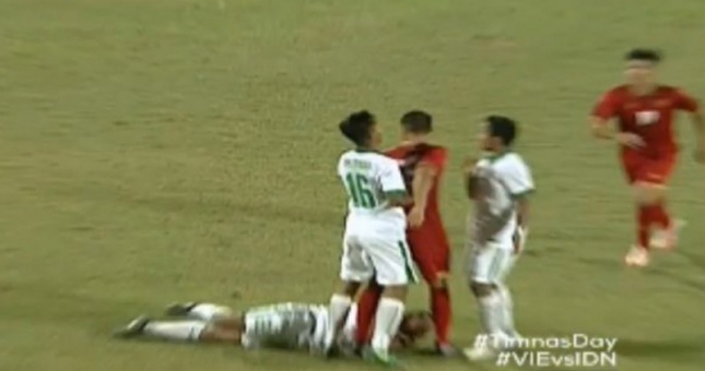 Cầu thủ U16 Việt Nam bị đuổi đấm, nhà đài Indonesia tính “qua mặt”
