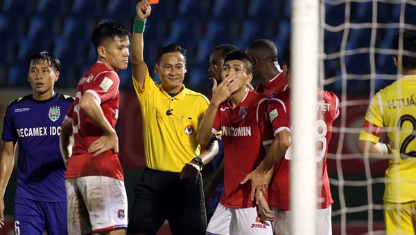 Ban trọng tài lý giải ông Lập “bẻ còi” trận Bình Dương là đúng