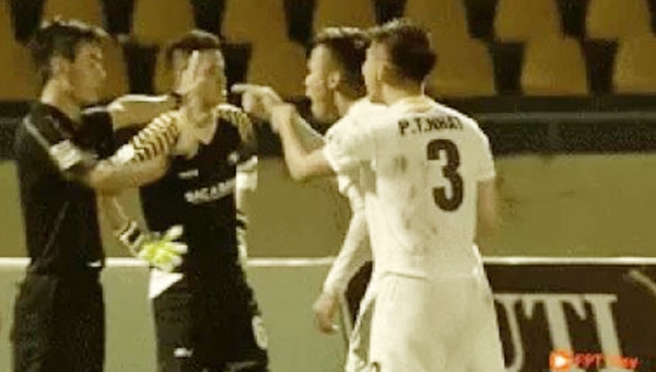 Quế Ngọc Hải mắc lỗi nghiệp dư, chỉ thẳng mặt trọng tài