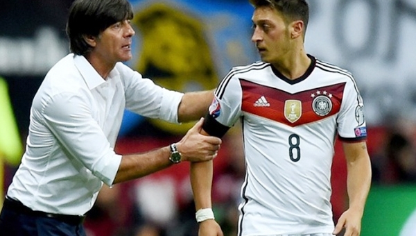 HLV ĐT Đức đến tận sân thuyết phục Mesut Ozil trở lại