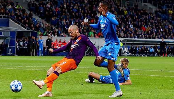 Sai lầm ngớ ngẩm, Man City suýt mất điểm trước Hoffenheim