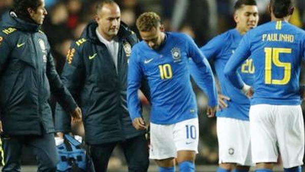 Neymar gặp vận đen, Brazil thắng nhẹ Cameroon