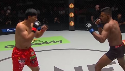 VIDEO: Đại chiến Eduard Folyang và Amir Khan