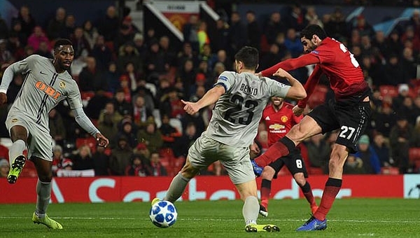 Fellaini ghi bàn muộn, MU chính thức vào vòng knock-out