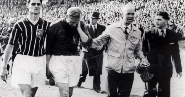 Thi đấu với cái cổ gãy, chuyện phi thường của Huyền thoại Man City