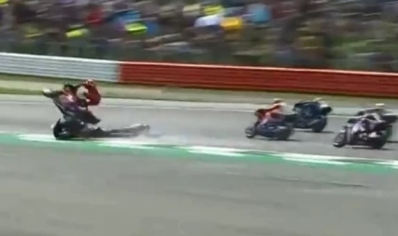 VIDEO: Tai nạn kinh hoàng tại giải MotoGP chỉ vài giây sau khi xuất phát