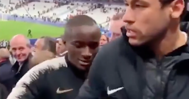 VIDEO: Neymar đẩy fan trên đường lên nhận huy chương