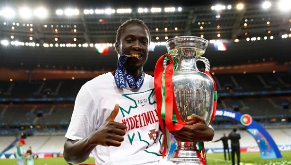 Bị NHM Pháp ghẻ lạnh, Eder ra quyết định khó tin