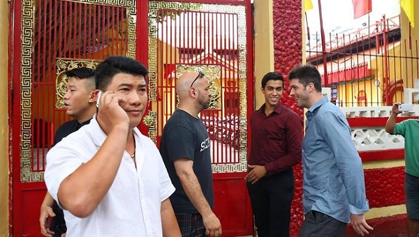 Nam Huỳnh Đạo trình bày lý do 'cửa đóng then cài' với Flores