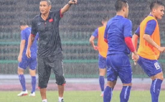 ĐT Việt Nam luyện công dưới mưa, chờ đấu Campuchia