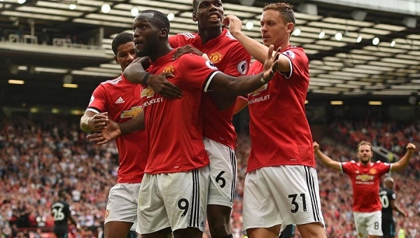 Mua nhiều bom tấn, MU vẫn kém xa Real tại Champions League