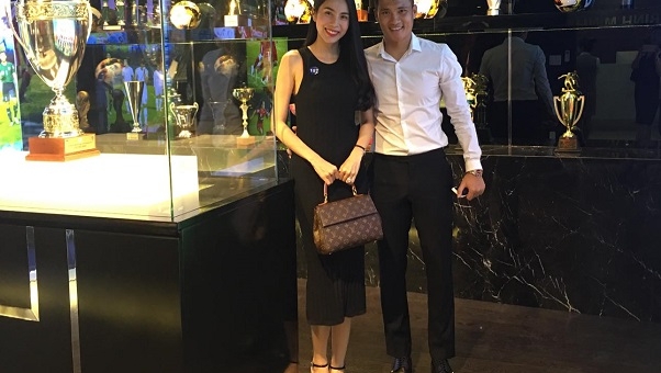 Công Vinh nói gì về vụ 'đặt nhầm' cup vào phòng truyền thống