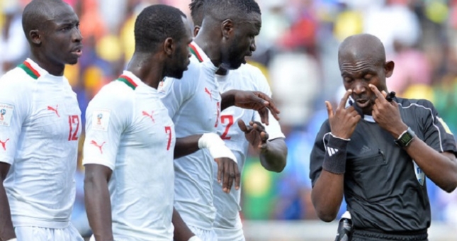 World Cup: FIFA tổ chức đá lại vì cú sốc trọng tài bán độ