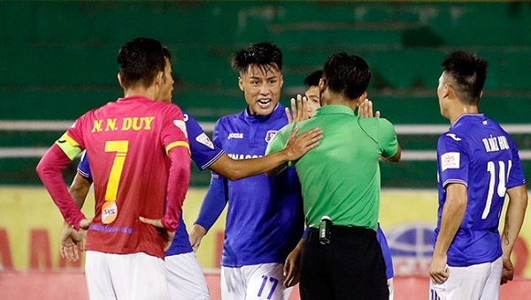 Bị chơi xấu, Mạc Hồng Quân mắng sao trẻ U22 là 'đồ mất dạy'