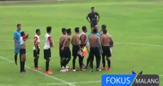 SỐC: Cầu thủ Indonesia hỗn chiến kinh hoàng và đánh 'hội đồng' trọng tài