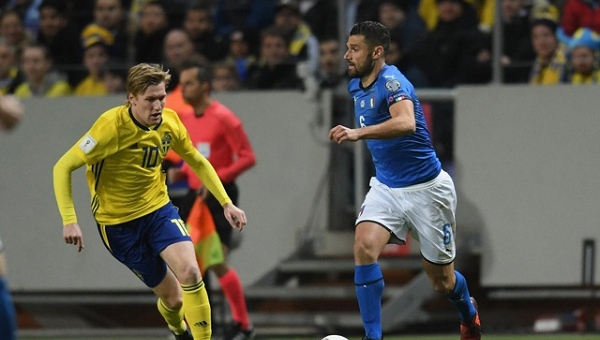 Lịch thi đấu bóng đá hôm nay: Italia tiến gần 'bi kịch' 60 năm