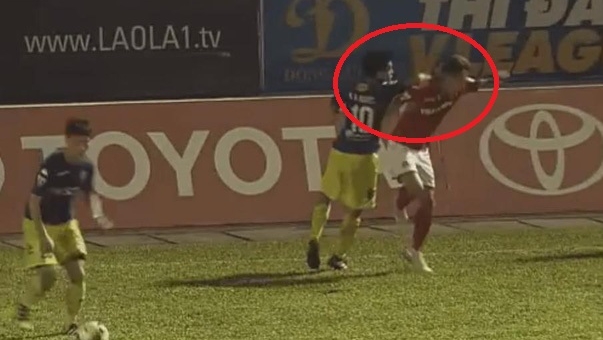 Giật chỏ vào mặt Xuân Tú, Văn Quyết 'mất trắng' QBV Việt Nam?