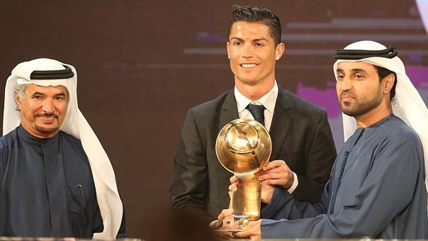 Tiếp tục đánh bại Messi, Ronaldo giành liên tiếp 2 danh hiệu 'khủng'