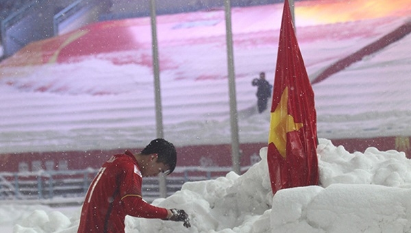 Duy Mạnh tiết lộ lý do cắm cờ tổ quốc tại SVĐ Thường Châu