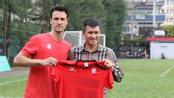 10 năm chỉ đá 100 trận: Cựu sao MU của Công Vinh nói gì?