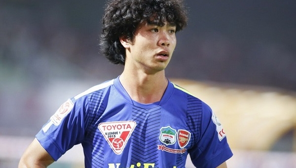 Quên đi Phượng 'ngố', Công Phượng hóa 'soái ca' về quê ăn tết