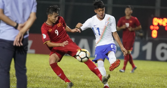 Đá với 10 người, Việt Nam thua đậm Iran ở giải Châu Á
