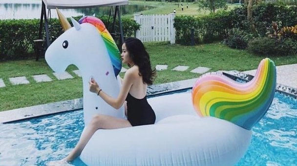 Người yêu 'cậu út' Đoàn Văn Hậu: Xinh đẹp và nóng bỏng