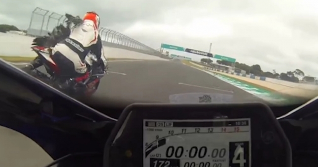 VIDEO: Hai tay đua MotoGP gặp tai nạn bất ngờ vì... chim