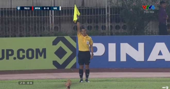 Trọng tài Thái Lan 'đi trốn' sau khi bắt việt vị Văn Toàn