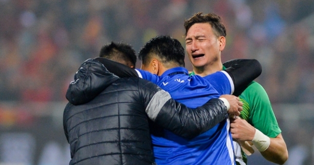 VIDEO: Khoảnh khắc Văn Lâm rơi nước mắt sau khi ĐTVN vô địch 