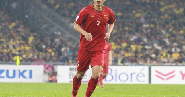 Hà Nội tiếp tục chào hàng CLB Đức bằng clip tắc bóng đẳng cấp của Văn Hậu