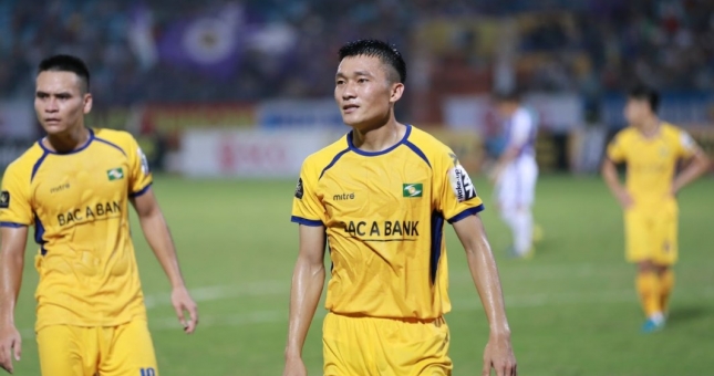 Đá với 10 người, SLNA vẫn đánh bại Thanh Hóa FC