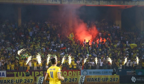 Viettel và SLNA nộp phạt vì để CĐV đốt pháo tại Hàng Đẫy