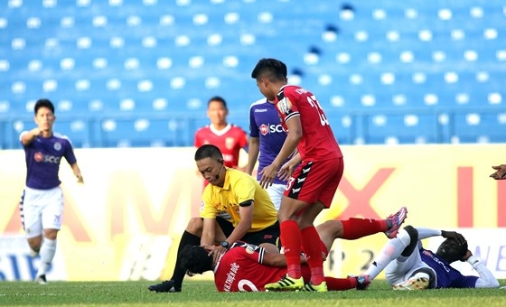 VFF khen thưởng trọng tài cứu mạng cầu thủ U22 Việt Nam