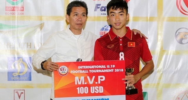 'Ông vua giải trẻ Việt Nam' Trần Công Minh gây sốt với cú hattrick