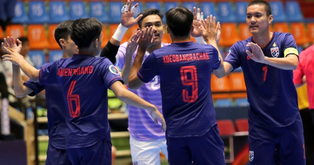 Hủy diệt đối thủ, Thái Lan tiếp bước Việt Nam vào tứ kết