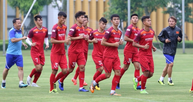 VIDEO: U23 Việt Nam thắng sát nút 'đàn em' U18 Việt Nam