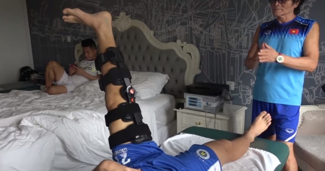 VIDEO: Hồng Duy tỉnh bơ nghe nhạc, kệ 'thần y' chữa trị cho Đình Trọng