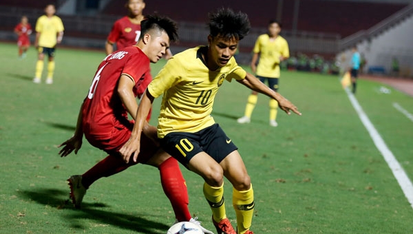 VIDEO: Cầu thủ Malaysia đánh mông tinh tế, giúp U18 Việt Nam chiến thắng