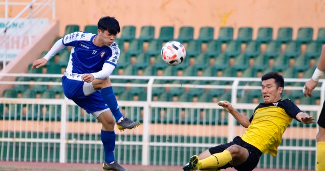 VIDEO: Công Phượng suýt lập siêu phẩm cho CLB TP.HCM