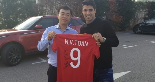 Luis Suarez gửi món quà đặc biệt cho Nguyễn Văn Toàn