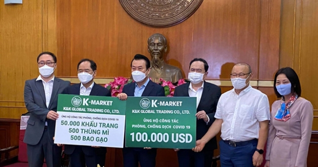 HLV Park Hang Seo đại diện ủng hộ số tiền khủng chống Covid-19