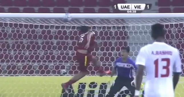 VIDEO: Những bàn thua 'không tưởng' khiến NHM Việt Nam muốn bỏ ngay bóng đá