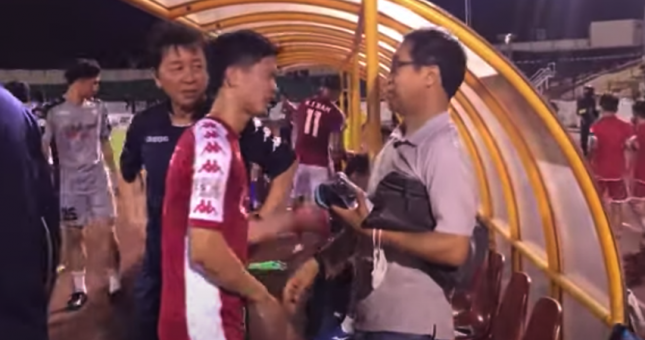 VIDEO: Trợ lý HLV Park xuống sân chúc mừng Công Phượng ghi bàn