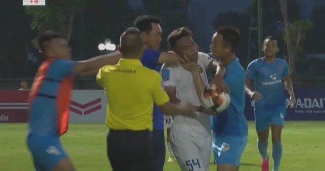 HLV Phố Hiến FC bị VFF phạt nặng vì bóp cổ cầu thủ An Giang