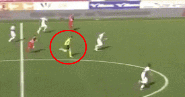VIDEO: 22 cầu thủ 'ngã ngửa' với pha bứt tốc không tưởng của trọng tài chính