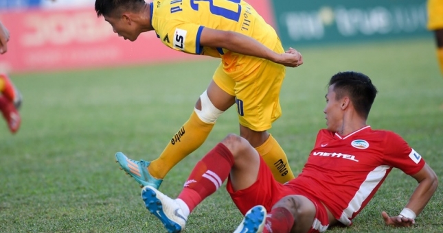 VIDEO: Phan Văn Đức xử lý đẳng cấp, biến Quế Ngọc Hải thành 'gã hề'