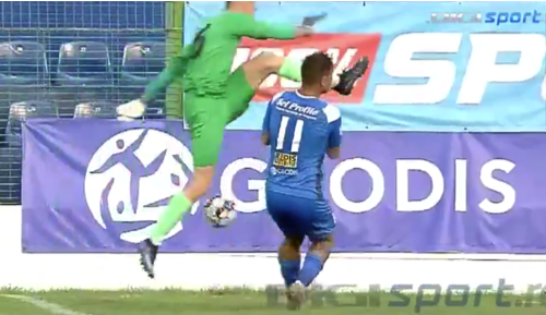 VIDEO: Thủ môn tự nhận ngu ngốc vì 'tấu hài cực mạnh'