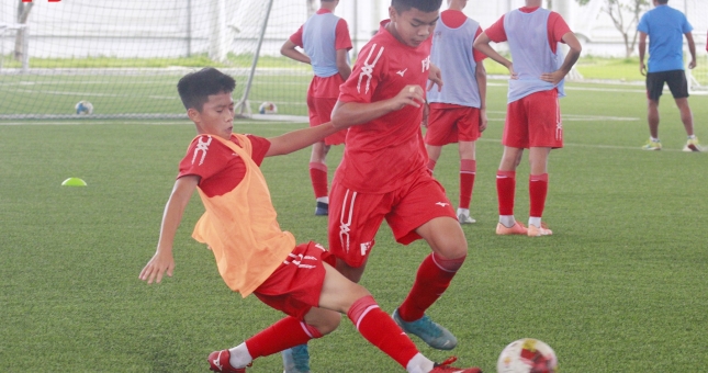 VIDEO: Ngỡ ngàng trước kỹ thuật của sao trẻ vượt trội hơn 'Messi Hà Tĩnh'