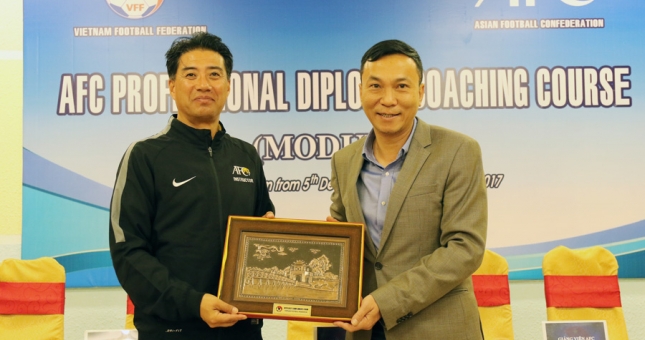 Tân GĐKT VFF chính thức có mặt tại Việt Nam, cách ly 14 ngày